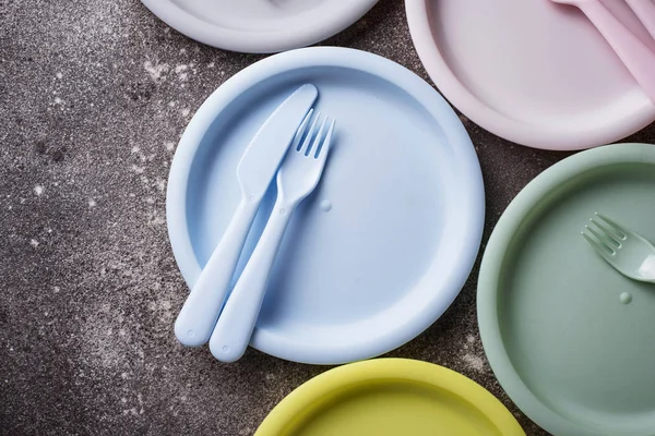 Красочные пластиковые блюда для летнего пикника — стоковое фото