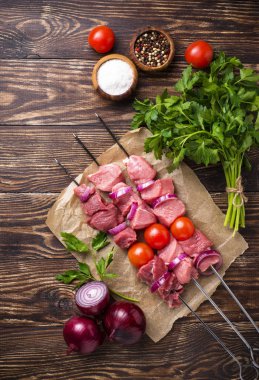 Ham şiş kebap şişleri domates ile