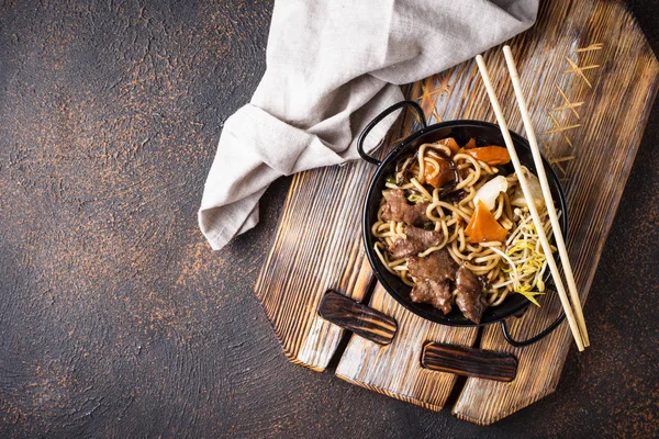 Fideos asiáticos con carne y verduras —  Fotos de Stock