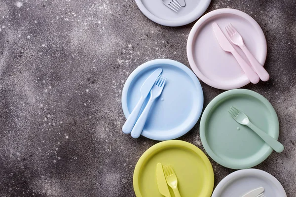 Coloridos platos de plástico para picnic de verano — Foto de Stock