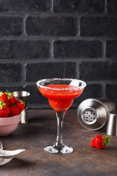Erdbeer-Margarita-Cocktail im Glas — Stockfoto