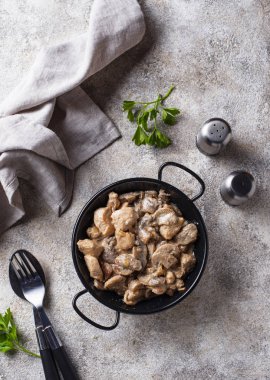 Mantarlı haşlanmış tavuk filetosu