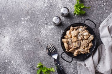 Mantarlı haşlanmış tavuk filetosu