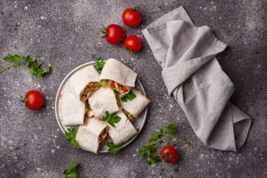 Tavuk ve sebze ile Lavash rulo