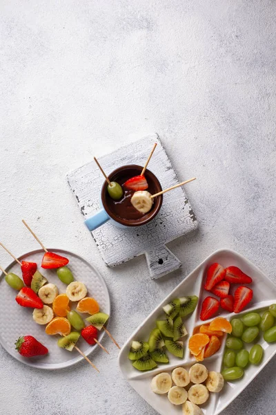 Fondue de chocolate dulce con frutas —  Fotos de Stock