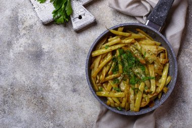 Tavada haşlanmış sarı balmumu fasulye