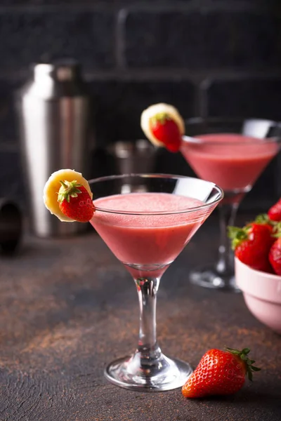 Süßer Sommer-Erdbeer-alkoholischer Cocktail — Stockfoto