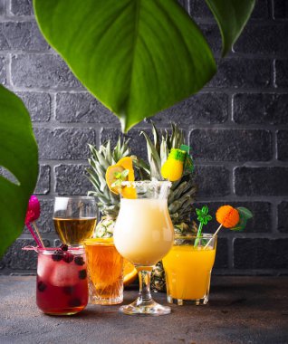 Farklı yaz kokteylleri seti