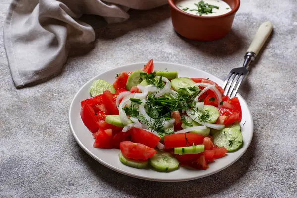 Salatalık ve domatesli salata. — Stok fotoğraf