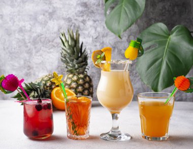 Farklı yaz kokteylleri seti