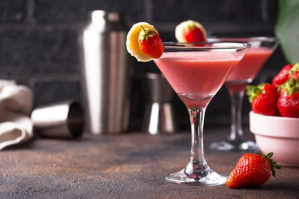 Dolce estate fragola cocktail alcolico — Foto Stock