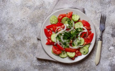 Salatalık ve domatesli salata.