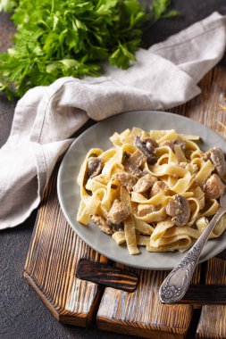 makarna tavuk ve mantar ile