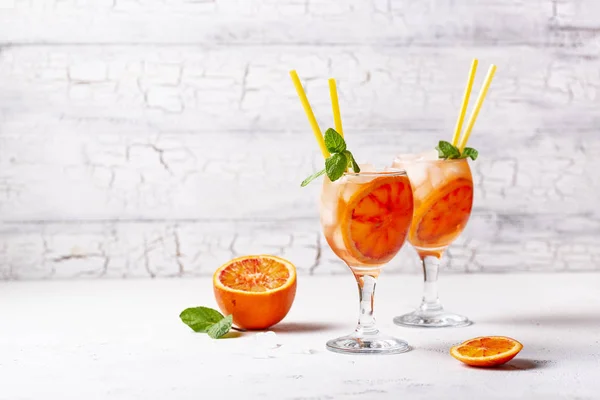 Aperol spritz, итальянский коктейль с апельсином — стоковое фото