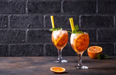 Aperol Spritz, portakal ile Italyan kokteyli