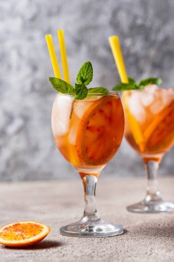 Aperol Spritz, portakal ile Italyan kokteyli