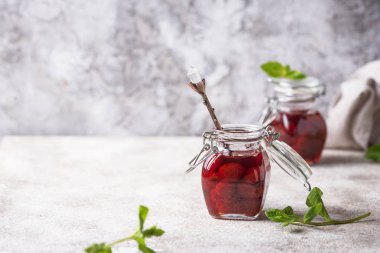 Kavanozda ev yapımı çilek reçeli