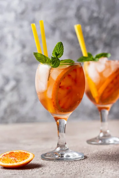 Aperol Spritz, portakal ile Italyan kokteyli — Stok fotoğraf