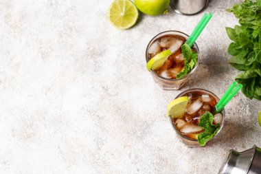 Nane ve kireç ile Küba libre kokteyl