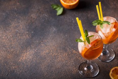 Aperol Spritz, portakal ile Italyan kokteyli