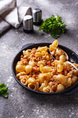 Et sosu ile makarna Bolognese