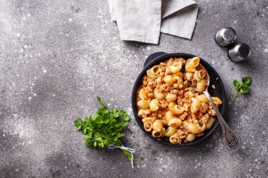 Et sosu ile makarna Bolognese