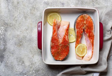 Baharat ile taze somon steak