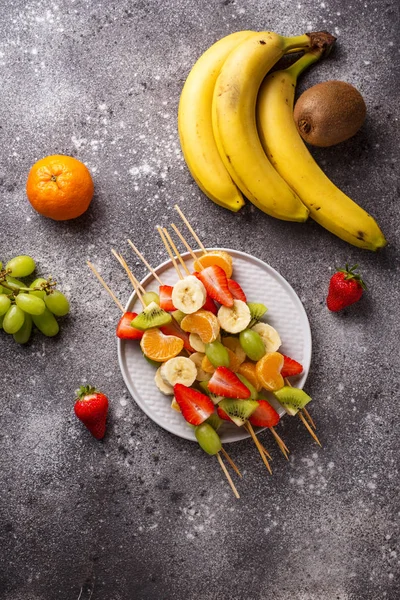 Espetos de frutas, lanche saudável de verão — Fotografia de Stock