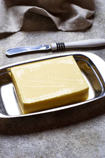 Свіже масло і ніж у масляній посуді — стокове фото