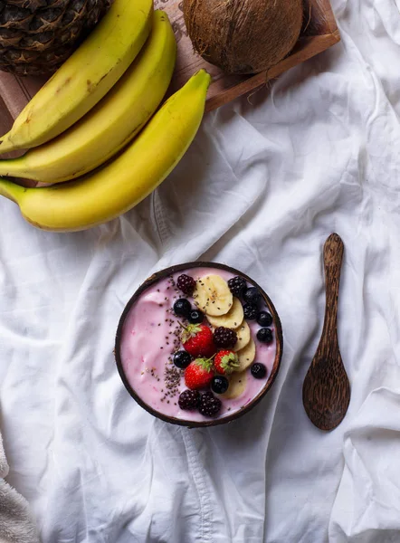 Dessert bella crema con bacca di acai — Foto Stock