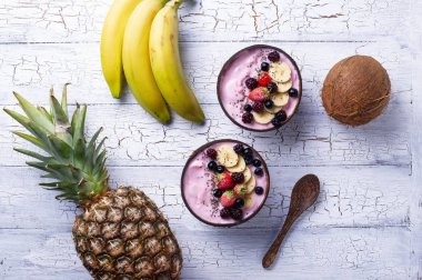 Acai ile dondurulmuş tatlı güzel krem