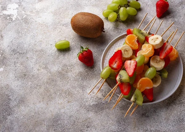 Espetos de frutas, lanche saudável de verão — Fotografia de Stock