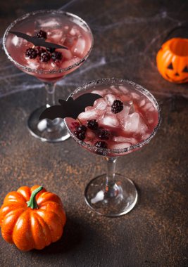 Cadılar Bayramı böğürtlenli ürkütücü içki