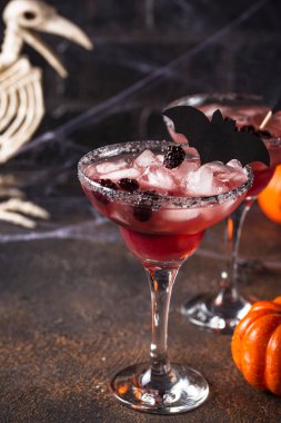 Cadılar Bayramı böğürtlenli ürkütücü içki