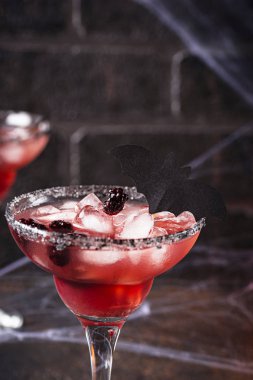 Cadılar Bayramı böğürtlenli ürkütücü içki