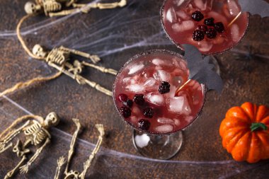 Cadılar Bayramı böğürtlenli ürkütücü içki