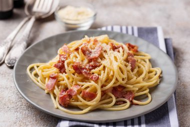 makarna carbonara pastırma ve parmesan ile