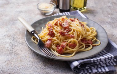 makarna carbonara pastırma ve parmesan ile
