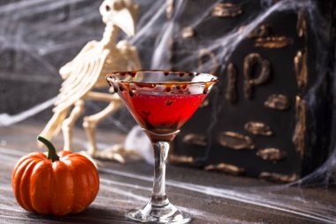 Halloweens içecek kırmızı martini kokteyl