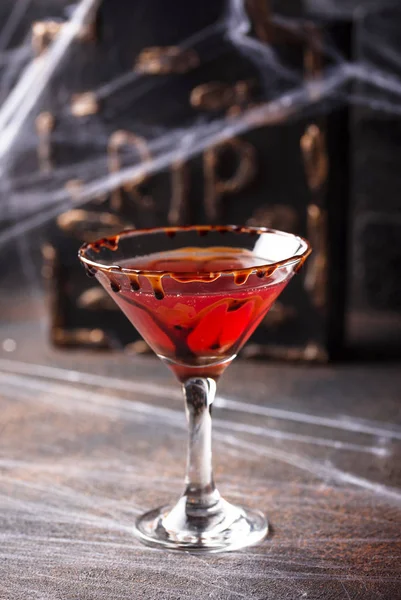 Heiligenfiguren trinken roten Martini-Cocktail — Stockfoto