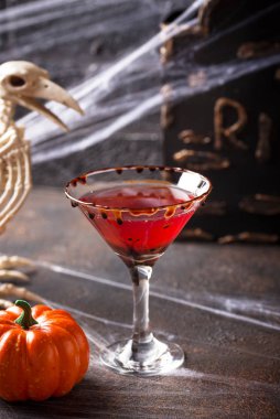 Halloweens içecek kırmızı martini kokteyl