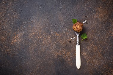 Ev yapımı sığır eti köfte çatal üzerinde