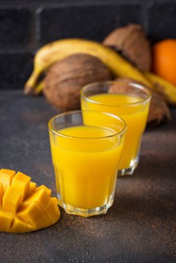 Taze tropikal mix meyve suyu