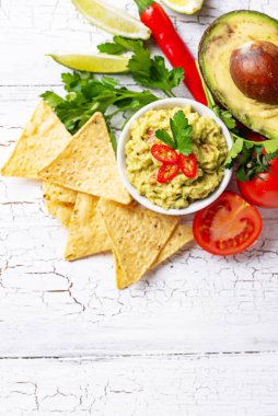 Avokado sosu guacamole mısır cipsi cips ile