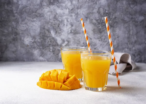 Свежий сок манго на светлом фоне — стоковое фото