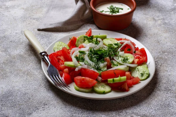 Salatalık ve domatesli salata. — Stok fotoğraf