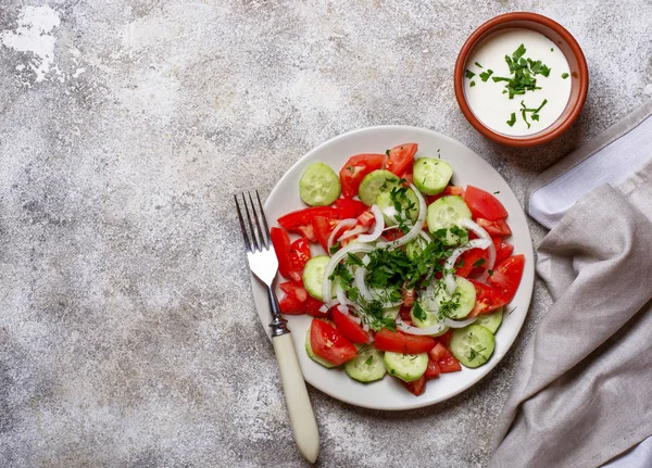 Salatalık ve domatesli salata. — Stok fotoğraf