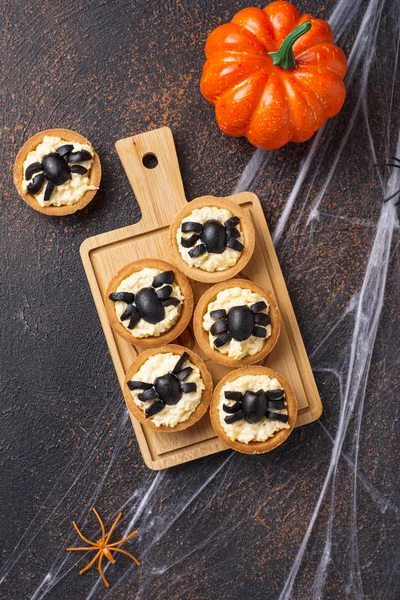 Halloween scary appetizers decorated spiders — Stock Photo, Image