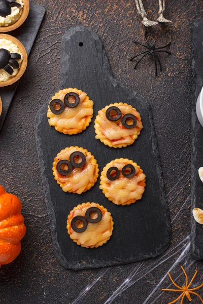 Halloween scary mini mummy pizza — Stock Photo, Image