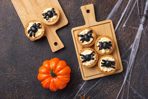 Halloween scary appetizers decorated spiders — Stock Photo, Image